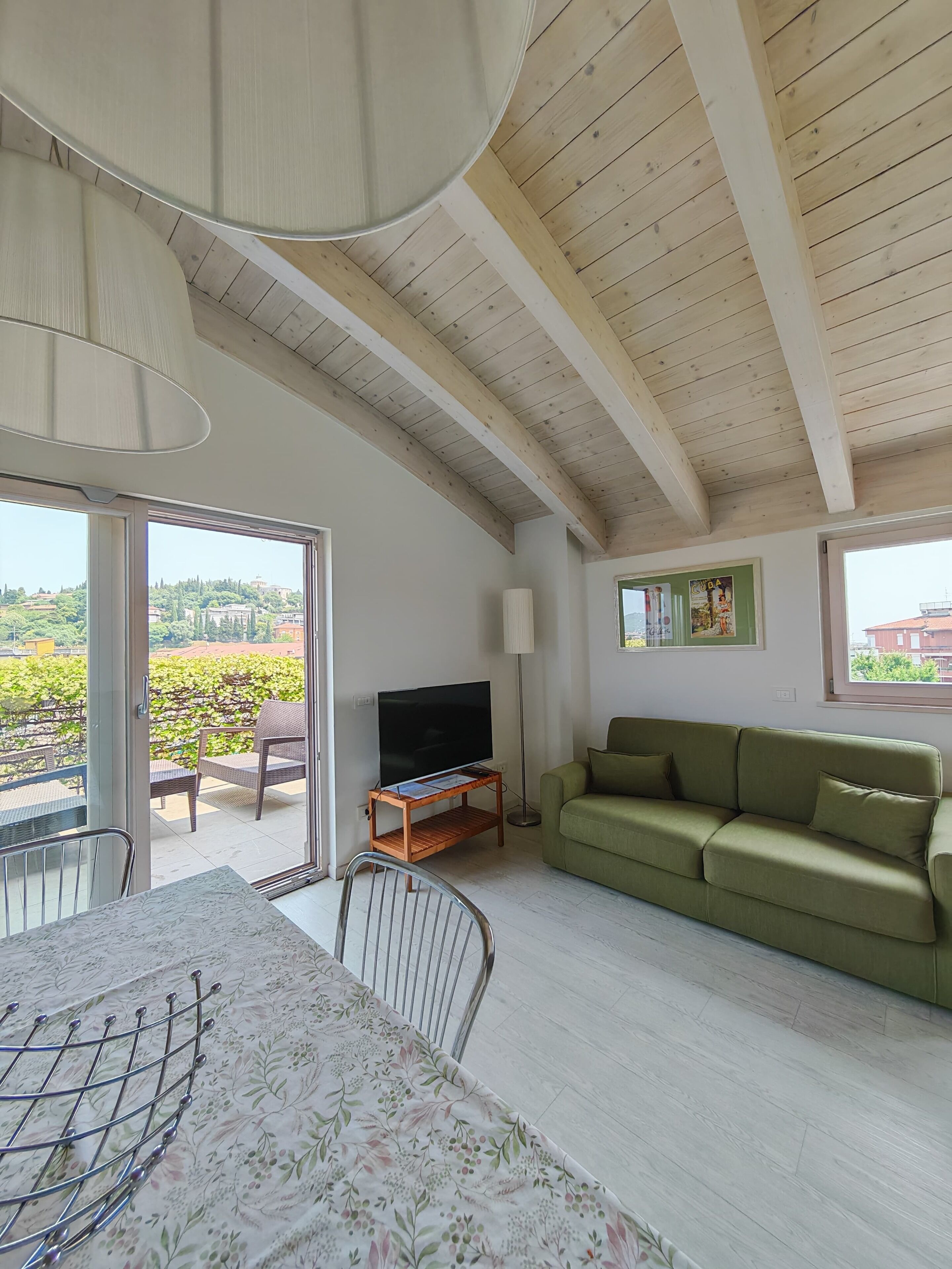 高级套房, 1 间卧室, 露台, 塔楼 | 起居区 | 平板电视