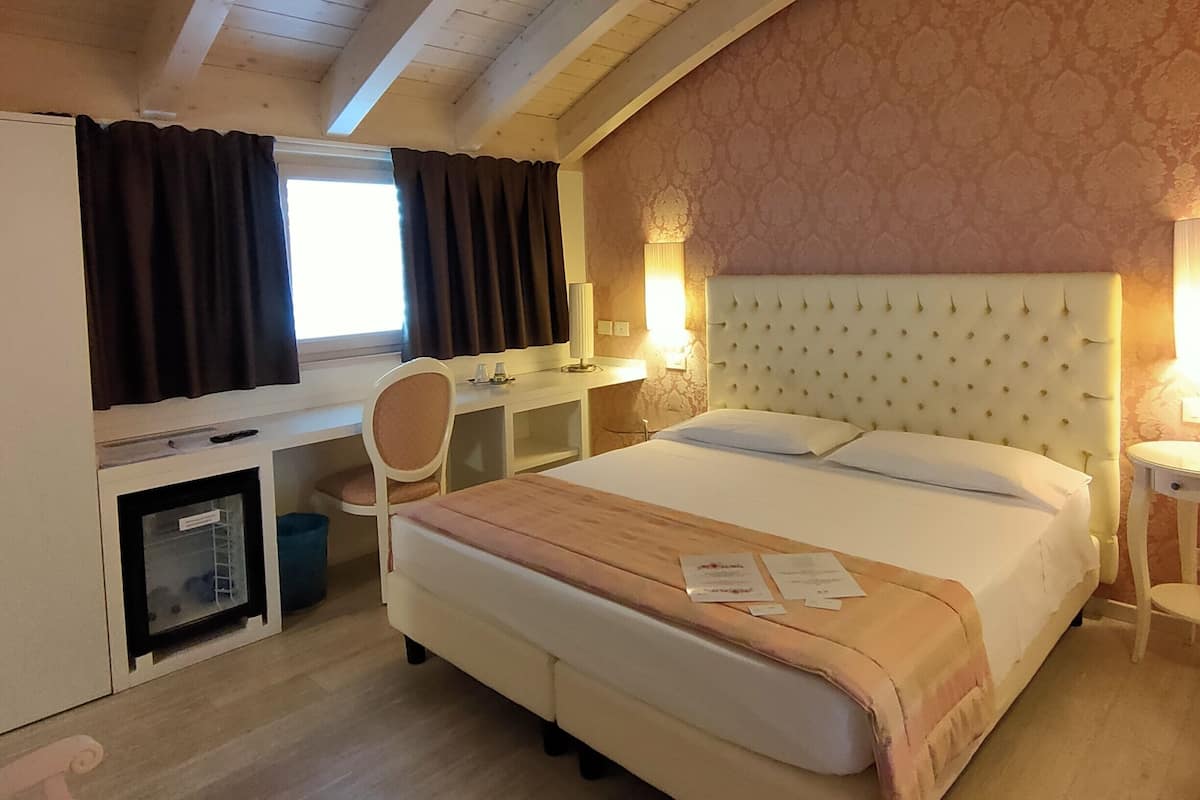 Premium bedding, minibar, individually decorated, desk