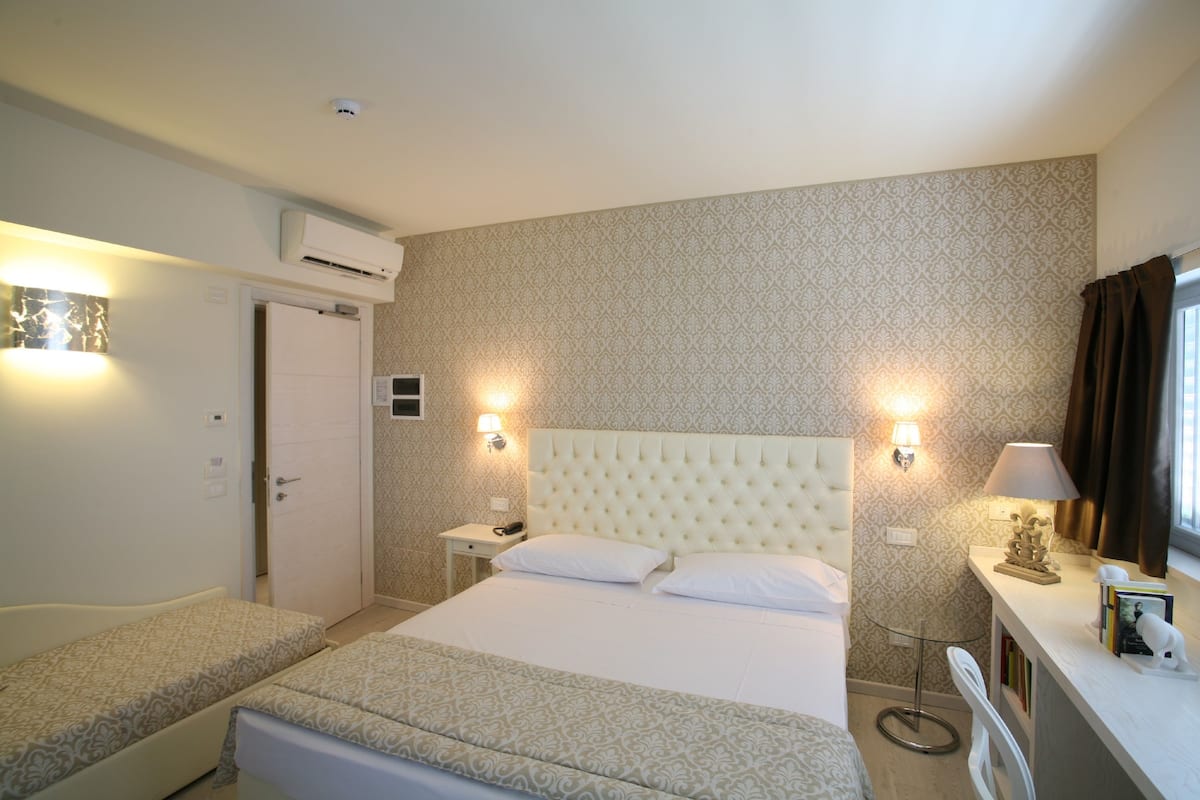 Habitación triple Confort, 1 habitación, Terraza, vista a la ciudad | Ropa de cama de alta calidad, minibar, escritorio y cortinas blackout 
