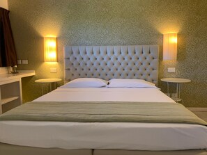 Ropa de cama de alta calidad, minibar y decoración personalizada 