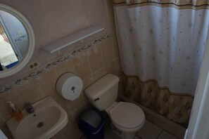 Phòng đôi, 2 giường đôi | Phòng tắm | Buồng tắm vòi sen, đồ dùng nhà tắm miễn phí, khăn tắm