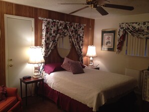 Comfort Room, 1 Queen Bed | Individually decorated, individually furnished, iron/ironing board - Mountain Haven Inn (Pinetop)