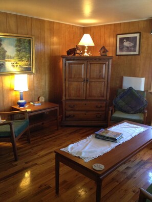 Suite, 1 habitación, patio (Upstairs Room) | Sala de estar | Televisión