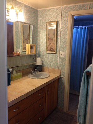 Suite, 1 kamar tidur, patio (Upstairs Room) | Kamar mandi | Kombinasi shower/bathtub dan perlengkapan mandi gratis