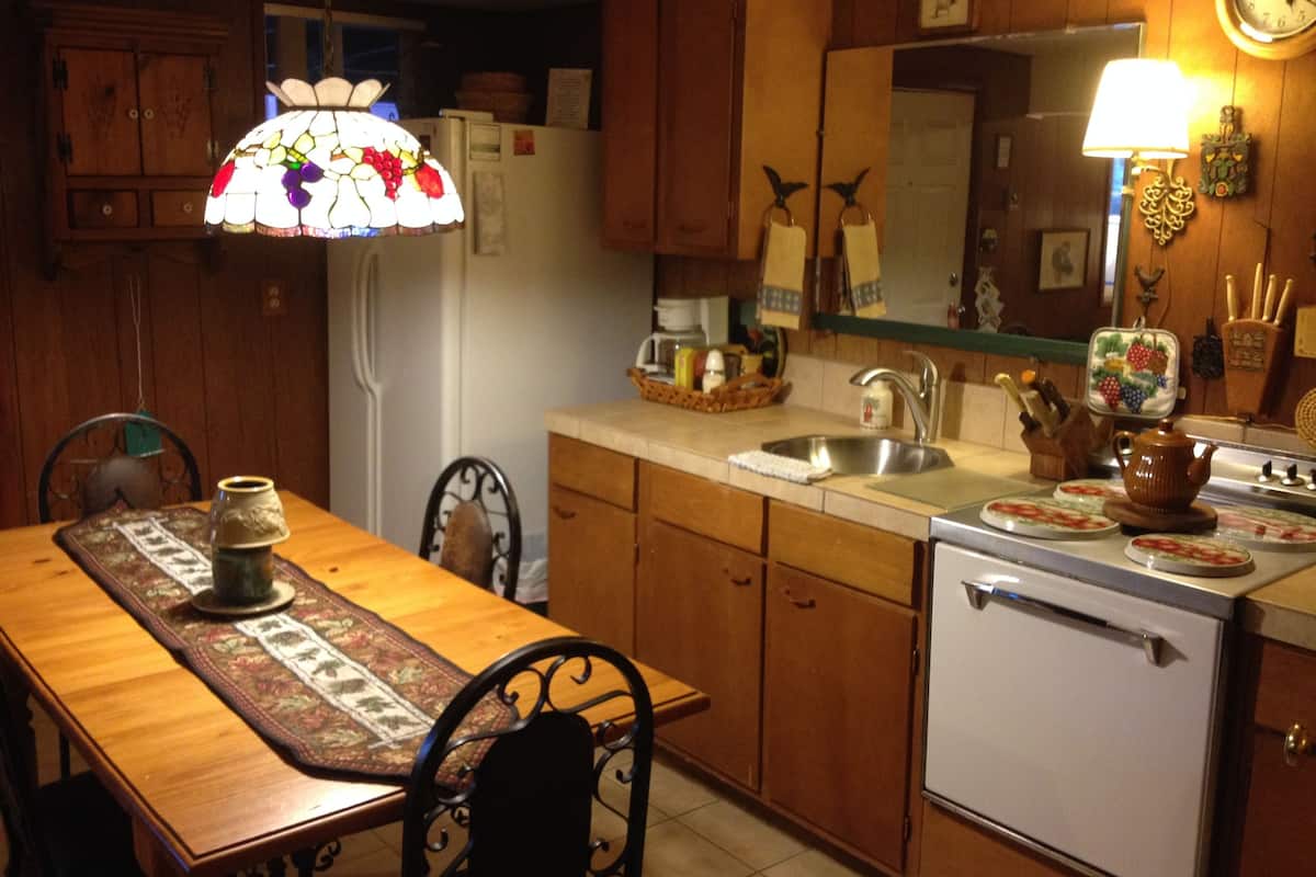 Suite, 1 Bedroom (Hunter) | Private kitchen | Microwave, coffee/tea maker