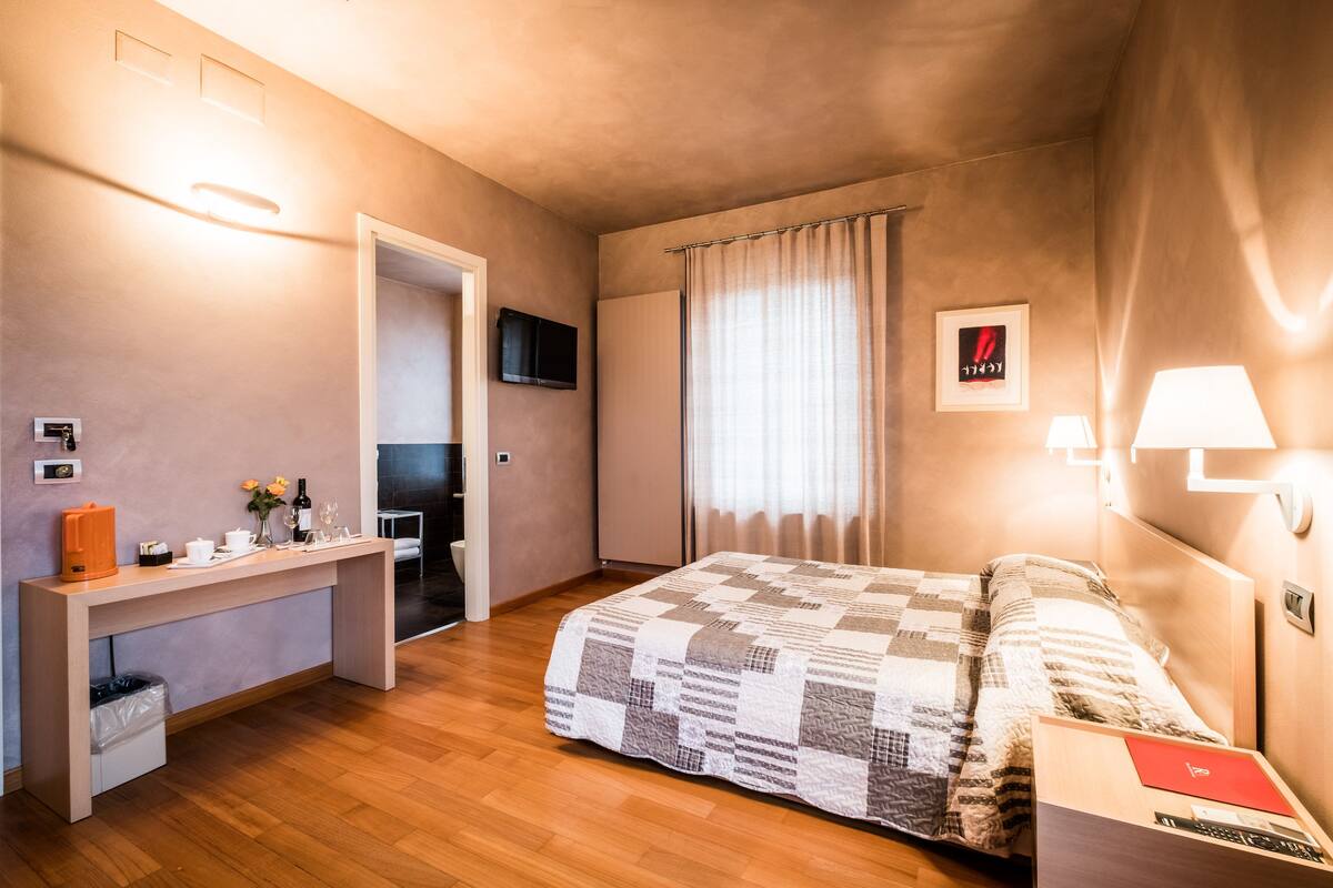 Luxury Double Room, 1 Katil Kelamin (Double), Patio, Park View | Bar mini, peti besi dalam bilik, meja, langsir/tirai gelap terus