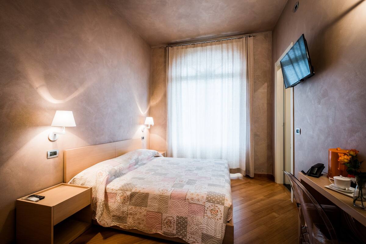 Classic Double or Twin Room, Private Bathroom, Park View