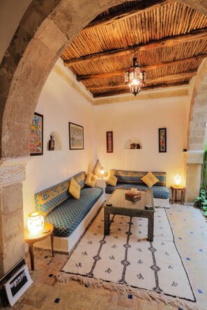 Lobby sitting area - Dar Rahaothello (Essaouira)
