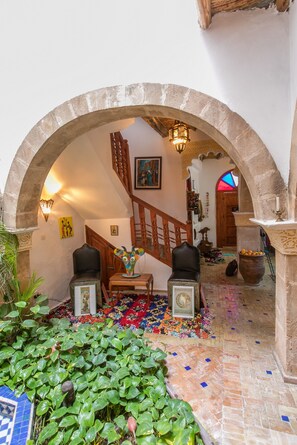 Interior entrance - Dar Rahaothello (Essaouira)