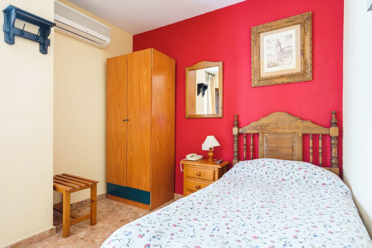 Single Room | In-room safe, desk, iron/ironing board (on request), free WiFi