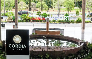 Un letrero de hotel con un logotipo circular y el nombre 'CORDIA HOTEL'.