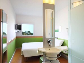 Luxe beddengoed, een bureau, geluiddichte muren, gratis wifi