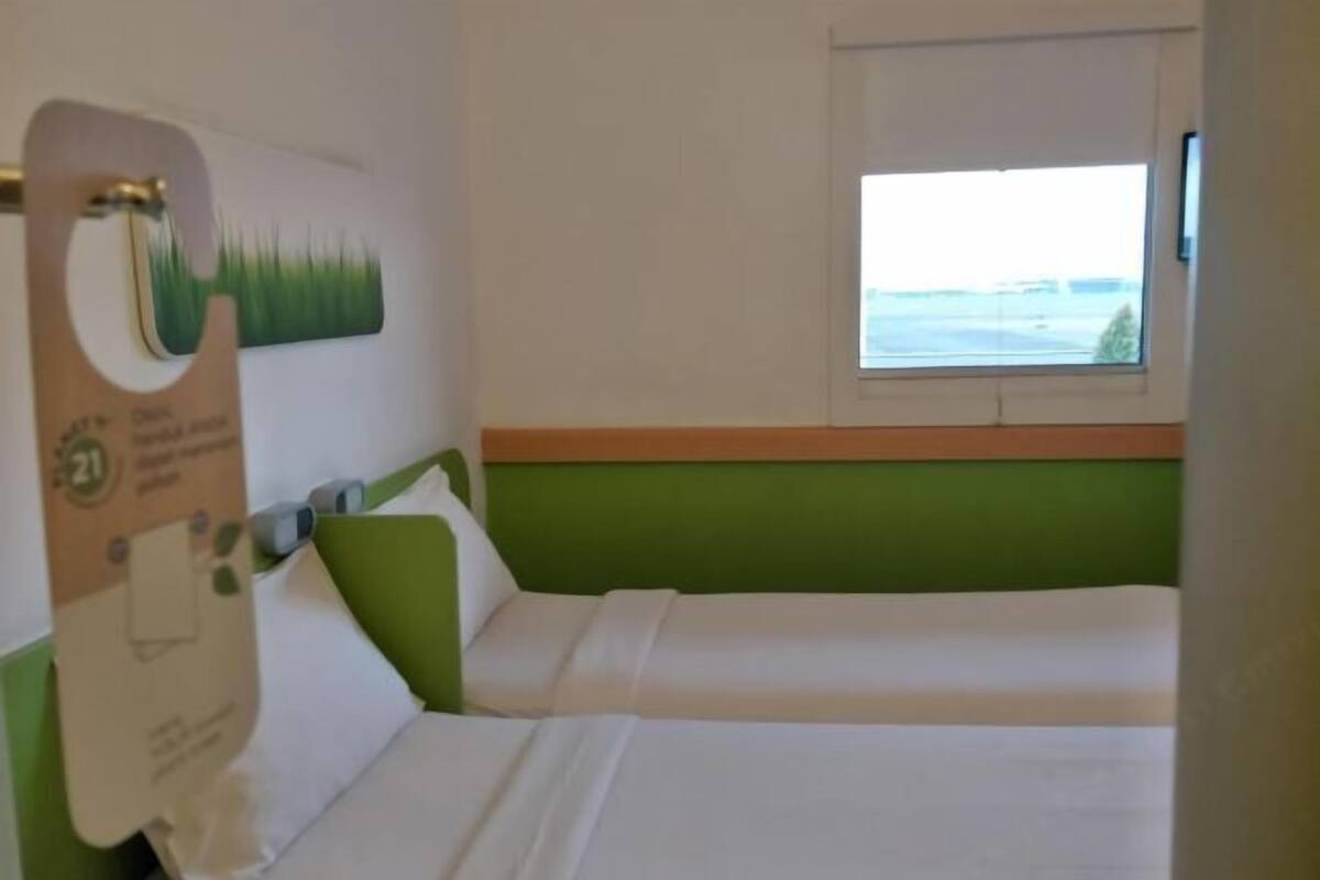 Hochwertige Bettwaren, Schreibtisch, schallisolierte Zimmer