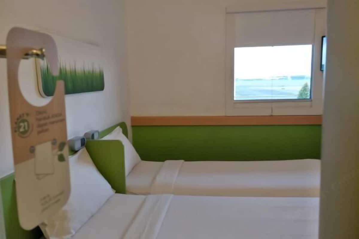 1 bedroom, premium bedding, desk, soundproofing