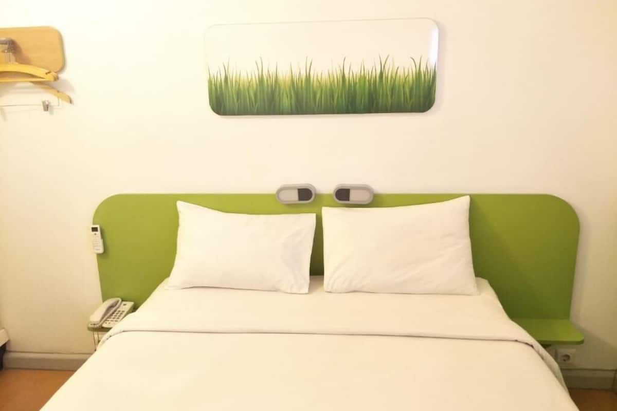 standard room, 1 queen bed | 1 bedroom, premium bedding, desk, soundproofing