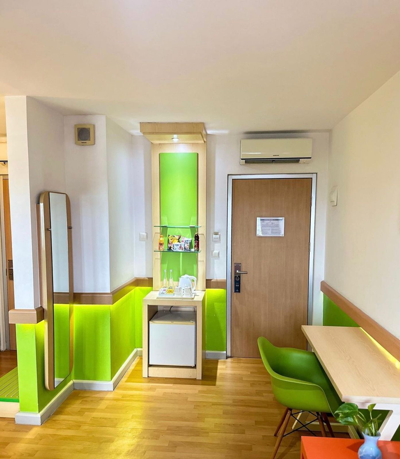 executive room, 1 queen bed (with runaway view) | living area | lcd tv, ping pong