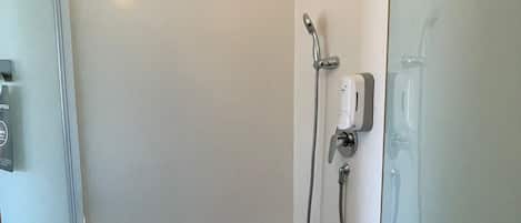 Dusj, regndusjhode, toalettartikler (inkludert) og tøfler