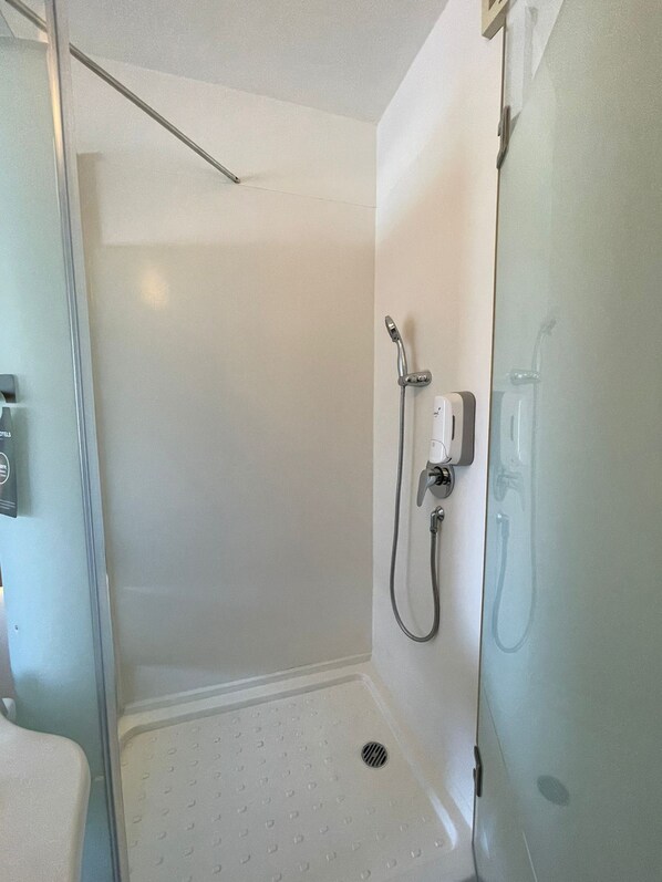 Dusche, Regendusche, kostenlose Toilettenartikel, Hausschuhe