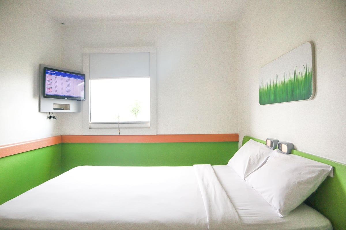 Premium bedding, desk, soundproofing, free WiFi