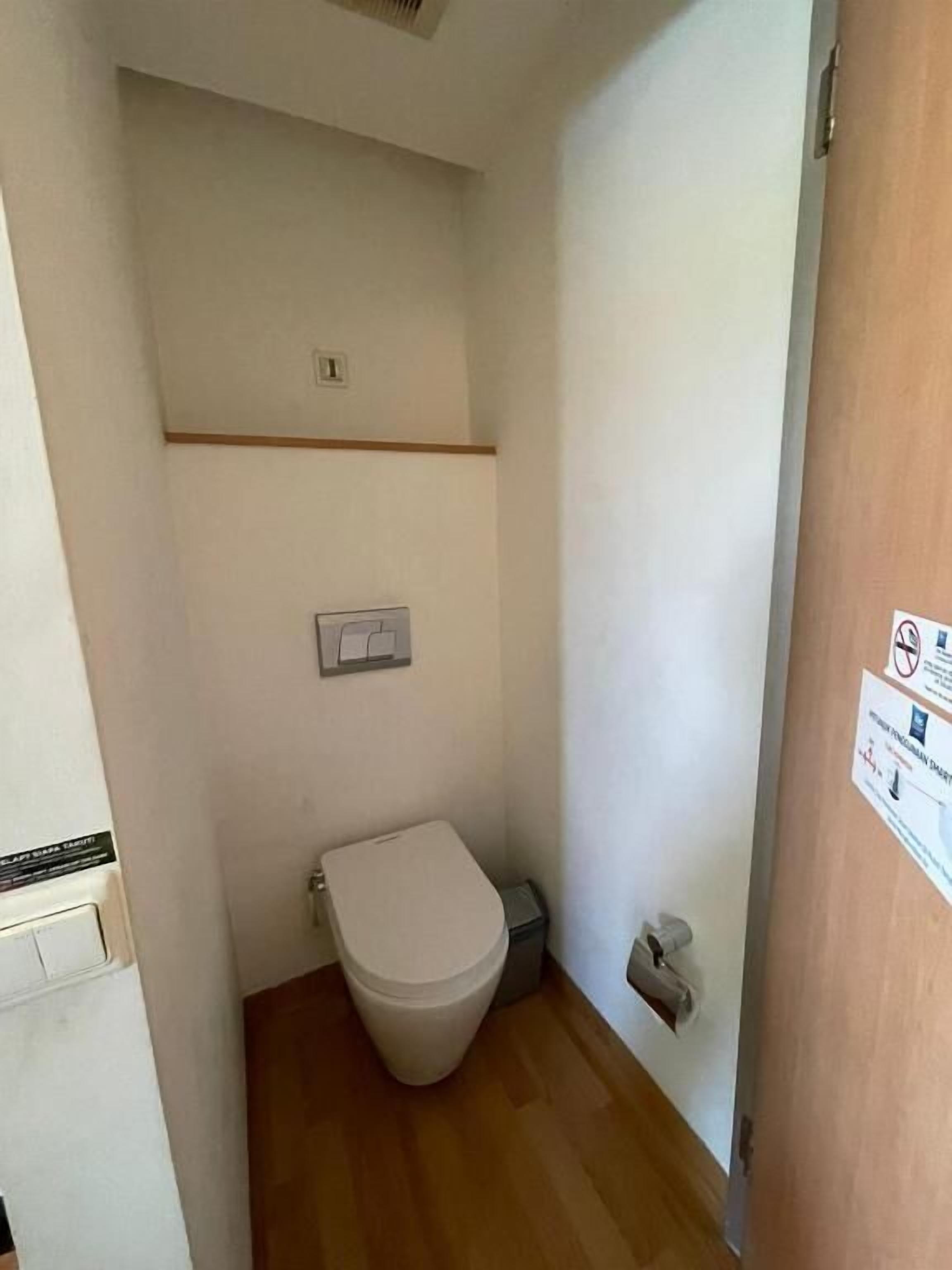 standard room, 1 queen bed | bathroom | shower, rainfall showerhead, free toiletries, slippers