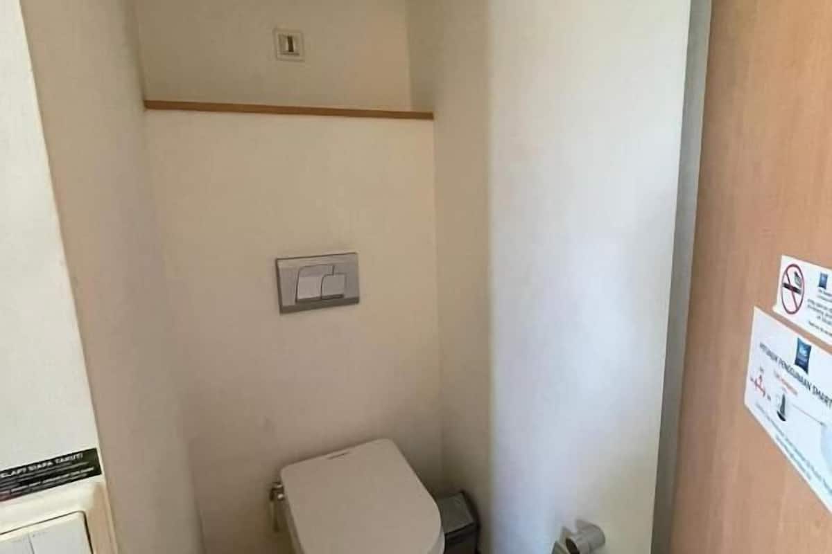 standard room, 1 queen bed | bathroom | shower, rainfall showerhead, free toiletries, slippers