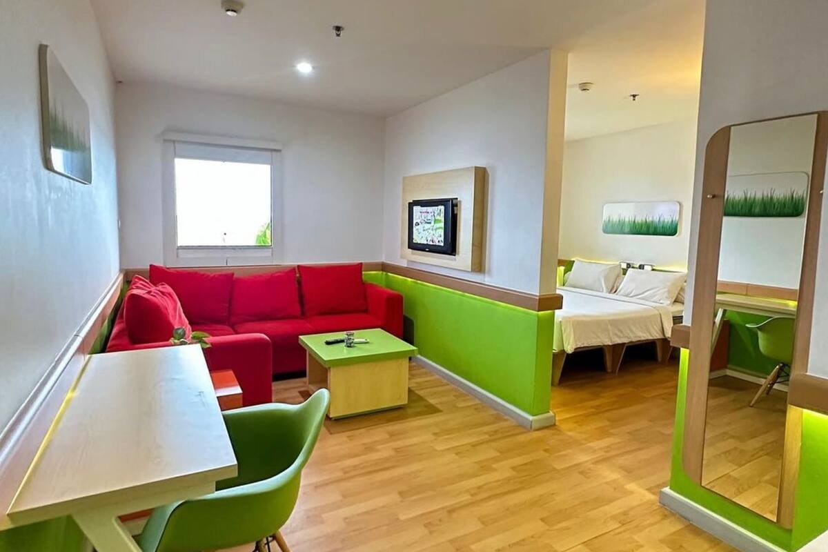 executive room, 1 queen bed (with runaway view) | 1 bedroom, premium bedding, desk, soundproofing