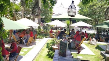 Khu ẩm thực ngoài trời