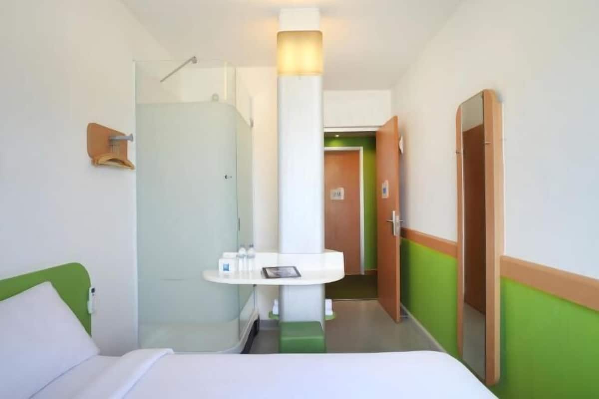 Premium bedding, desk, soundproofing, free WiFi