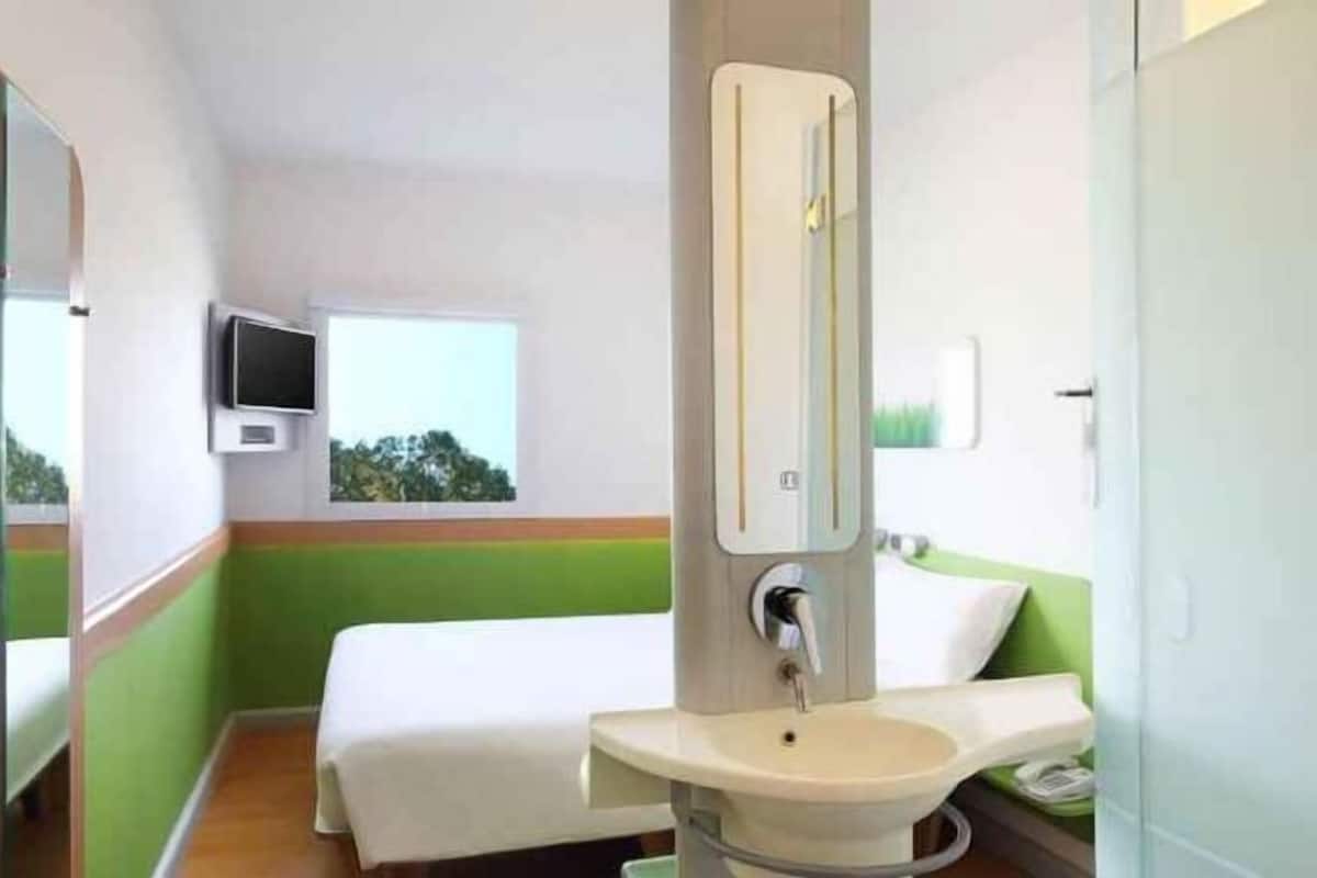 Premium bedding, desk, soundproofing, free WiFi