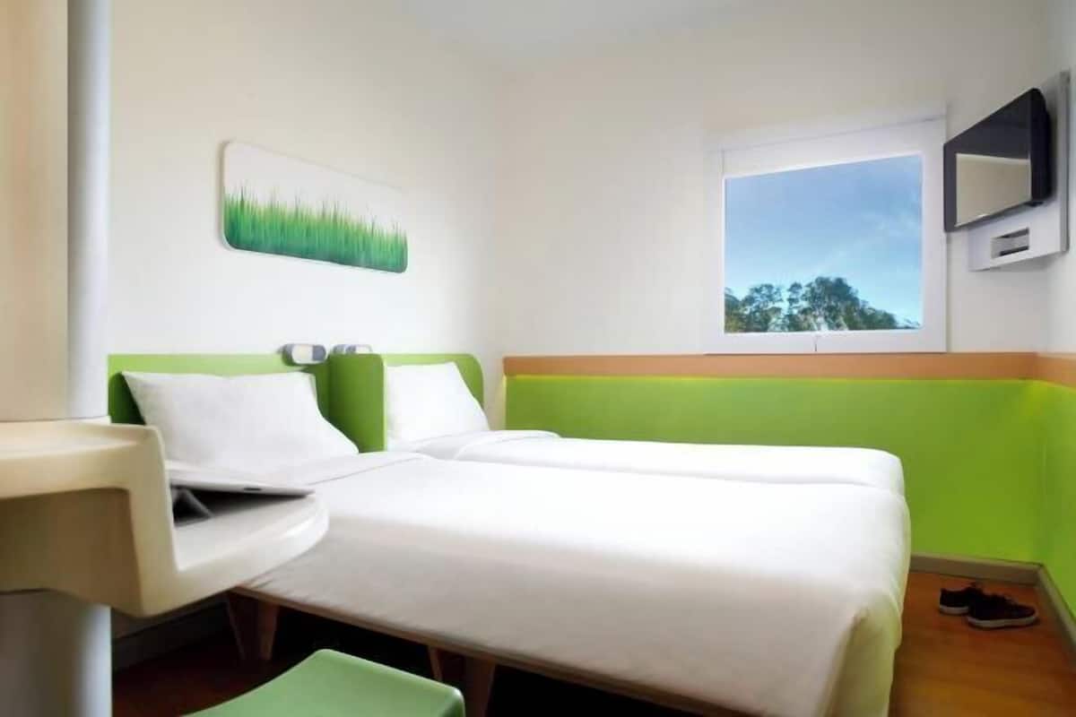 Premium bedding, desk, soundproofing, free WiFi