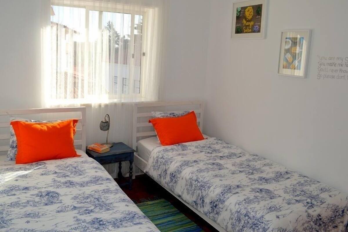 Chambre avec lits jumeaux, salle de bains commune