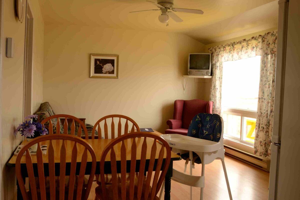 Familien-Ferienhaus, 2 Schlafzimmer, Seeblick (Unit 8) | Wohnbereich | Fernseher, DVD-Player