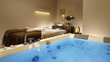 Een sauna, een bubbelbad, een stoombad, een Turks bad/hammam