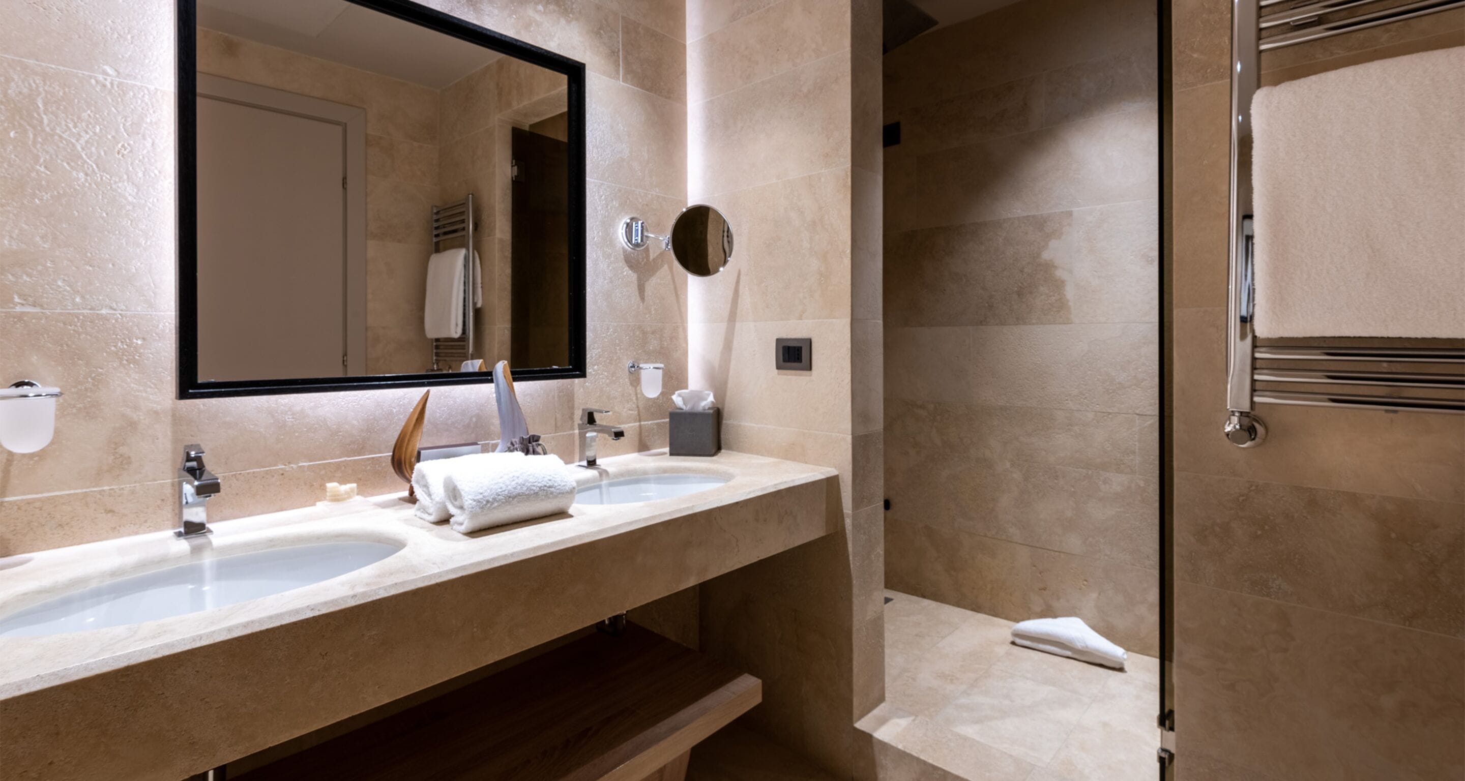 suite | bathroom | combined shower/bathtub, rainfall showerhead, designer toiletries