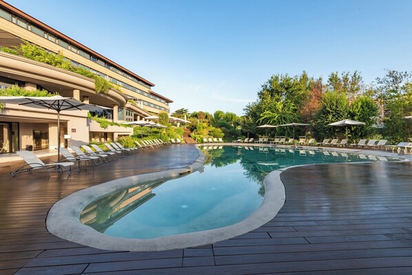 Kauden mukainen ulkouima-allas