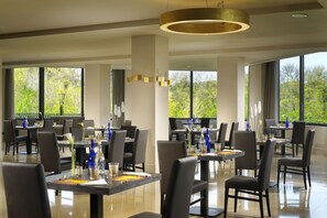 Déjeuner et dîner servis sur place