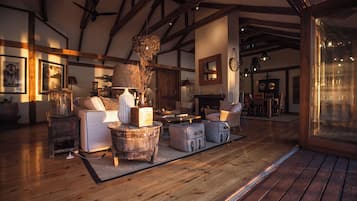 Dog House | 起居區
