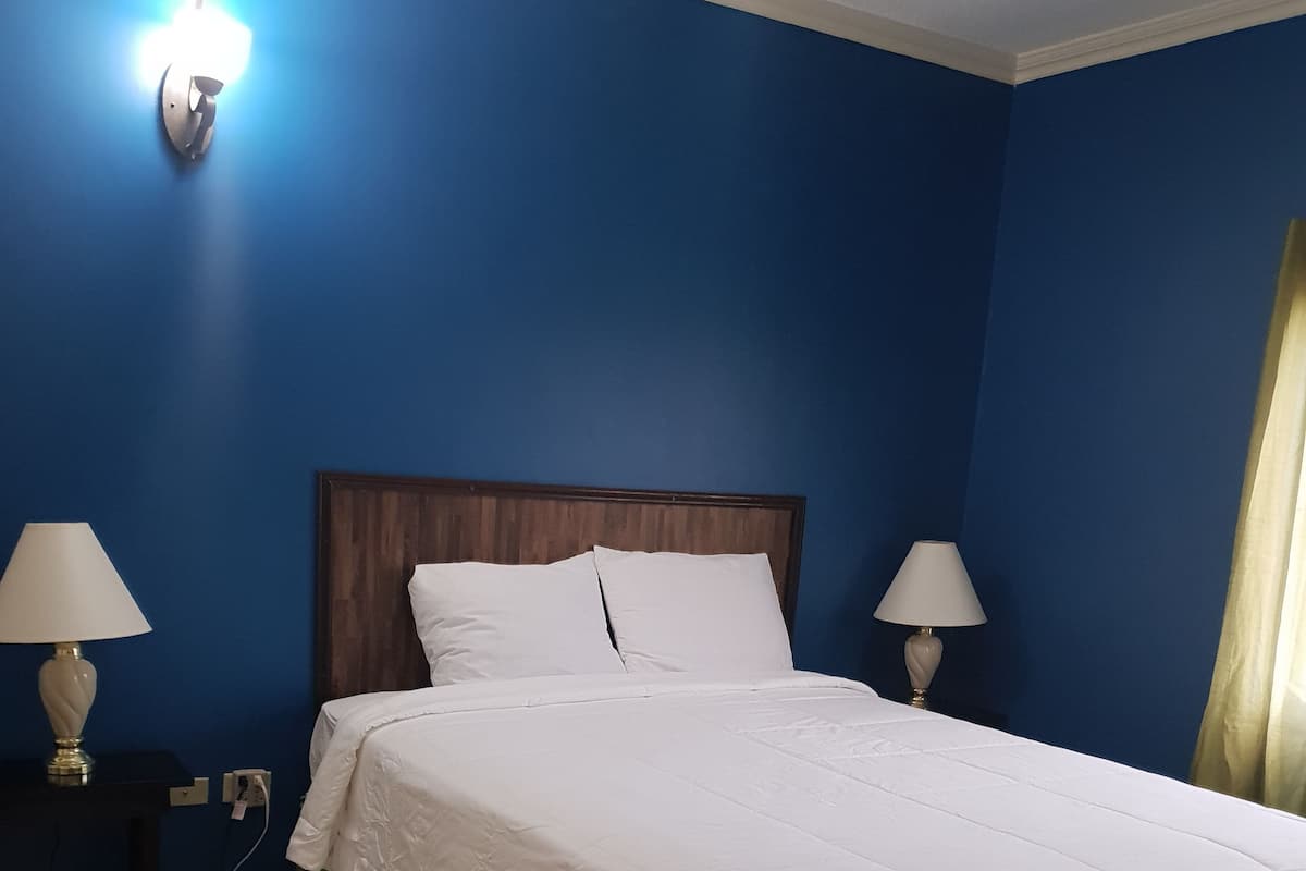 Traditional Room, 1 Queen Bed, Pool Access, Mountain View | 1 bedroom, iron/ironing board, WiFi (free)
