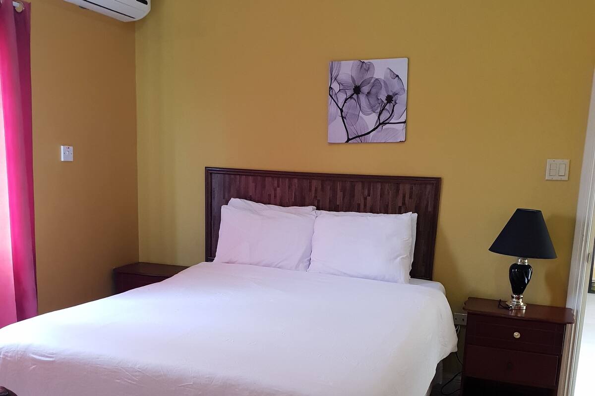 Economy Room, 1 Queen Bed, Pool Access, Hill View | 1 bedroom, iron/ironing board, WiFi (free)