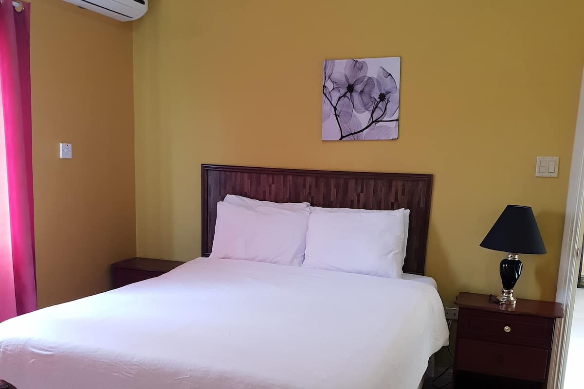 Quarto econômico, 1 cama Queen, acesso à piscina, vista para a colina | 1 quarto, ferros/tábuas de passar roupa, Wi-Fi de cortesia