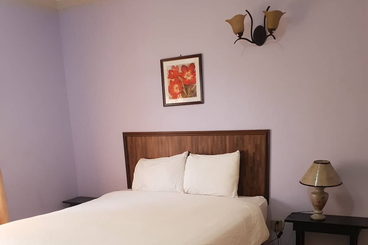 Quarto econômico, 1 cama Queen, acesso à piscina, vista para a cidade | 1 quarto, ferros/tábuas de passar roupa, Wi-Fi de cortesia