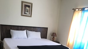 Comfort Room, 1 King Bed, Pool Access, Pool View | 1 bedroom, iron/ironing board, free WiFi - Kingston Paradise Place Rooms (Kingston)