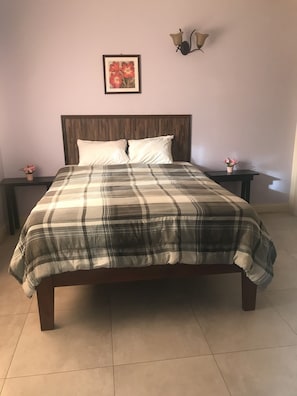 Habitación económica, 1 cama Queen size, acceso a la alberca, vista a la ciudad | 1 habitación, tabla de planchar con plancha y wifi gratis 