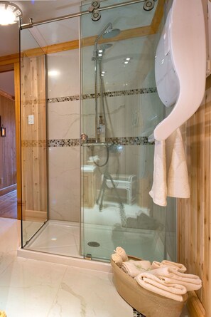 Exclusieve tweepersoonskamer, en-suite badkamer, uitzicht op rivier (Chantalou) | Badkamer | Gratis toiletartikelen, een haardroger, badjassen, handdoeken