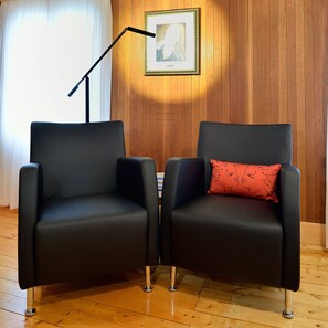 Habitación cuádruple familiar, baño en la habitación, vista al río (Grace) | Área de sala de estar