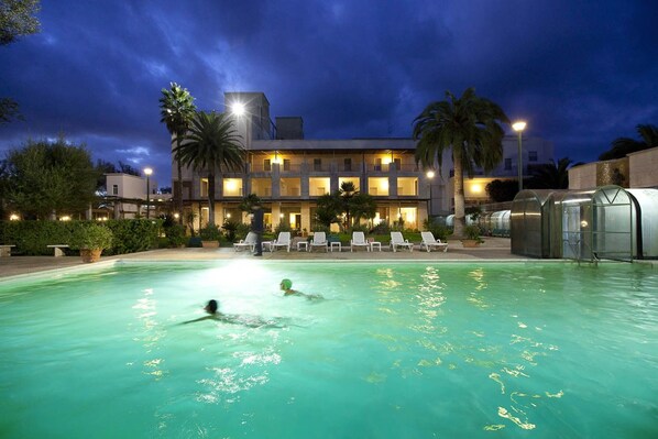 Una piscina al aire libre