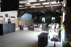 Aperto a colazione, pranzo e cena, cucina regionale