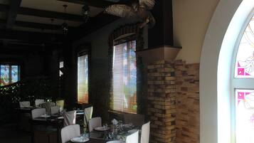 Breakfast, lunch, dinner served; Regional cuisine