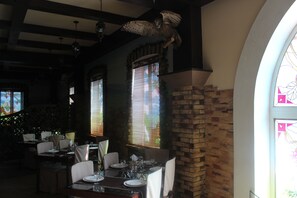 Breakfast, lunch, dinner served; Regional cuisine 