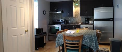 Appartement, 4 chambres (La LavandiÚre) | Cuisine privée | Grand réfrigérateur, micro-ondes, four, plaque de cuisson
